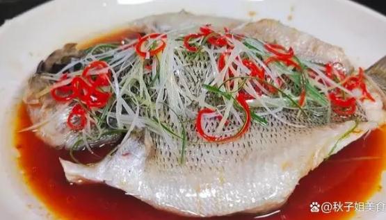 清蒸鱼到底是先淋油还是先淋酱油
