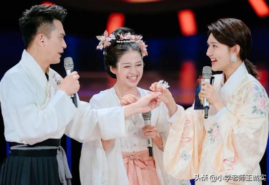 龙洋太漂亮了,笑起来太甜,还有酒窝,还是主持过诗词大会的才女